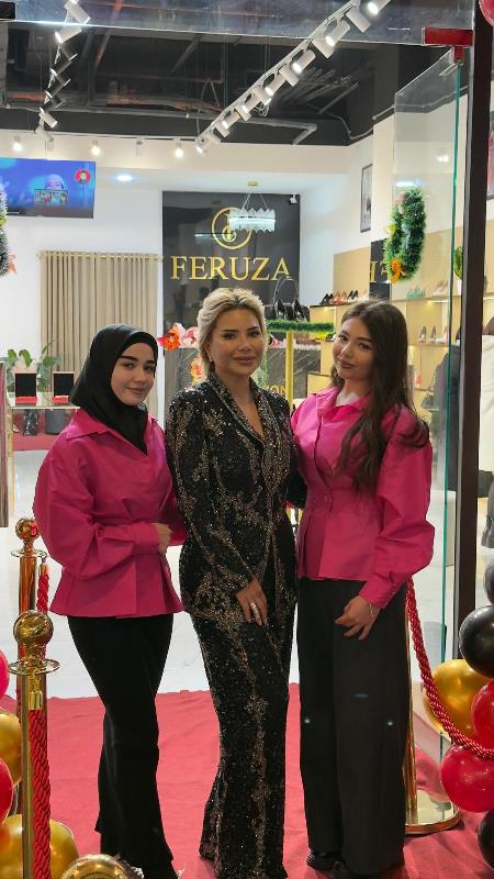 Feruza,  Ta�kent C�ty Avm�de Kap�lar�n� Açt�